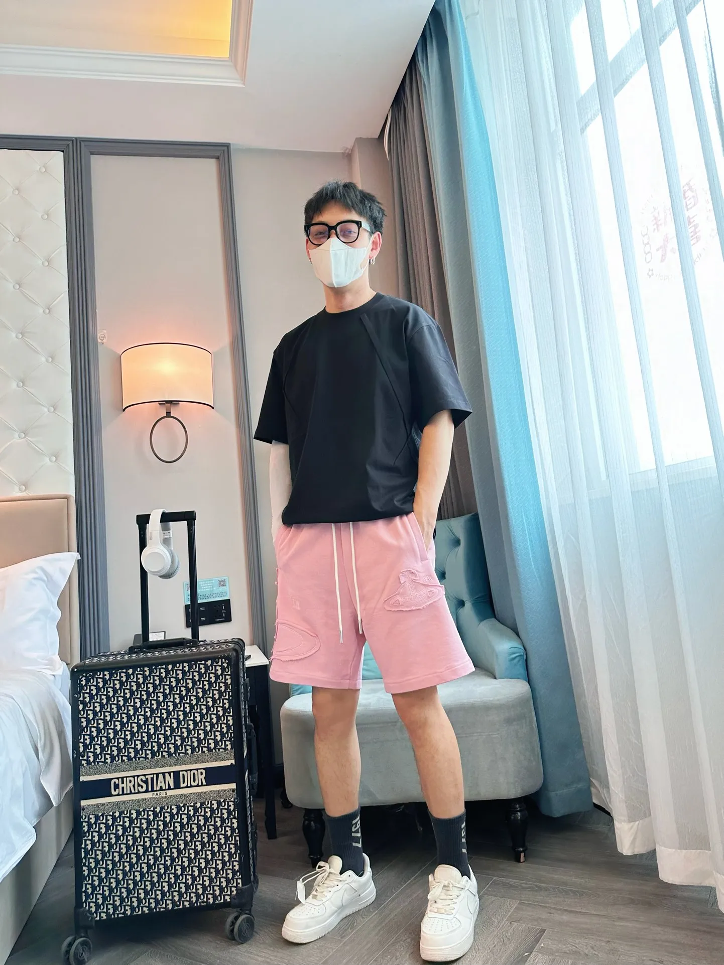 The Queen Mother's three-standard complete 2026 summer New Arrival men's casual shorts, advanced custom-made fabric Breathable fabric, Breathable elasticity and comfort, impeccable details, top-grade accessories, original logo design concept, delicate and soft feel! The upper body fit is awesome! Size: M-XXXL Please state your height and weight when ordering
